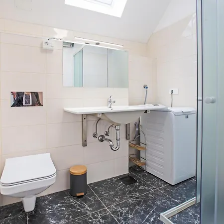 1 Bedroom Stunning In شقة Zoll